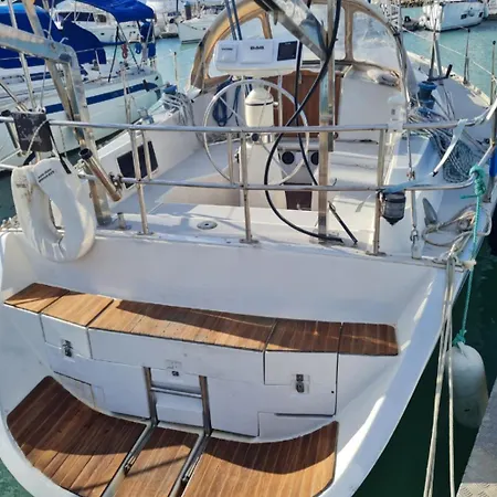 Botel Yate *